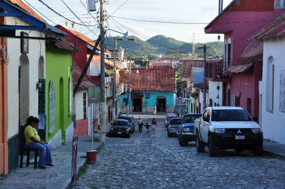 Uma das ladeiras que dá acesso à praça central de Flores, na Guatemala